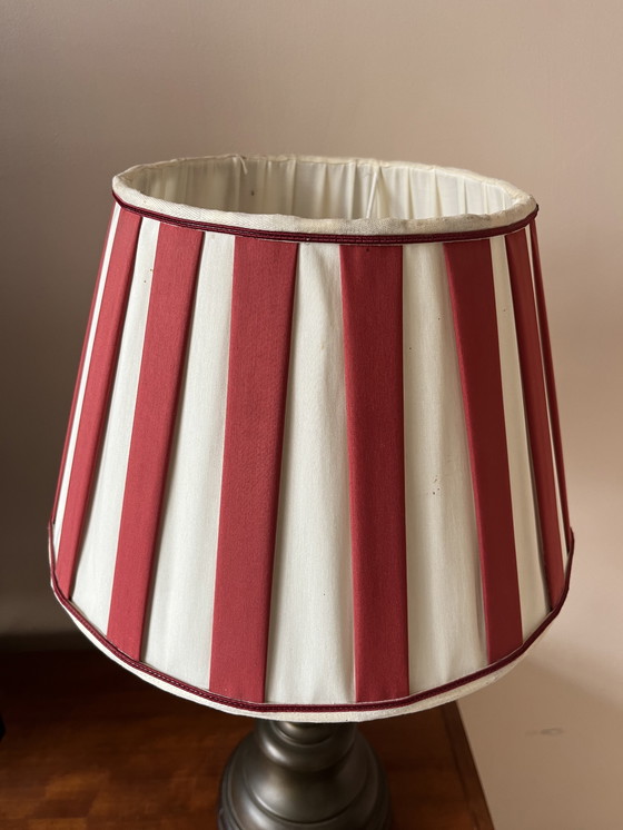 Image 1 of Tafellamp met houten/metalen voet en rood-wit gestreepte kap