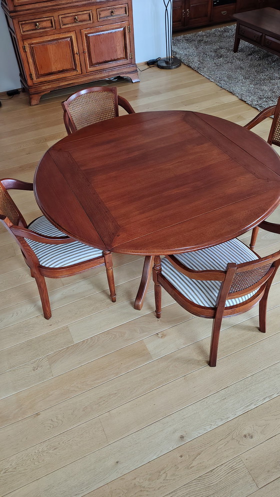 Image 1 of 6 klassieke eetkamerstoelen met leuning