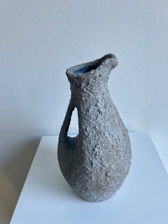 Image 1 of Pichet rustique gris de caractère – 25 cm de hauteur