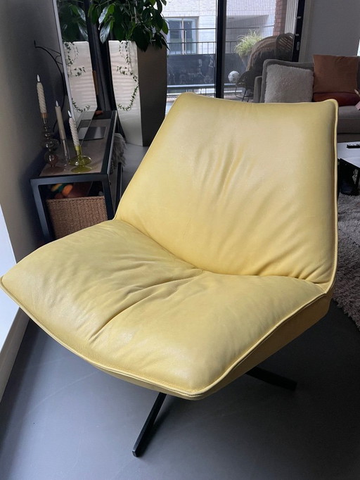 2 poltrone girevoli in pelle gialla Lederland