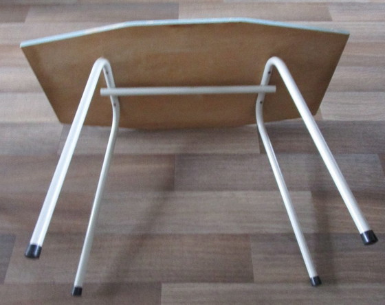 Image 1 of Ensemble d'appoint composé de 2 chaises et d'une table, années 1950.