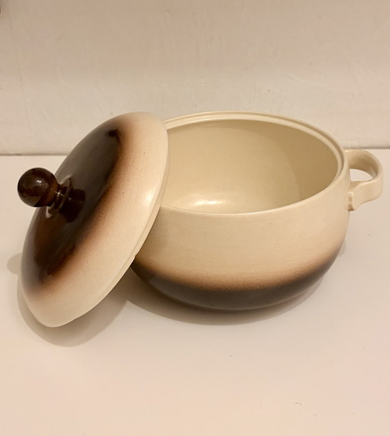 Image 1 of Vintage enameled cast iron casserole dish – beige & brown gradient