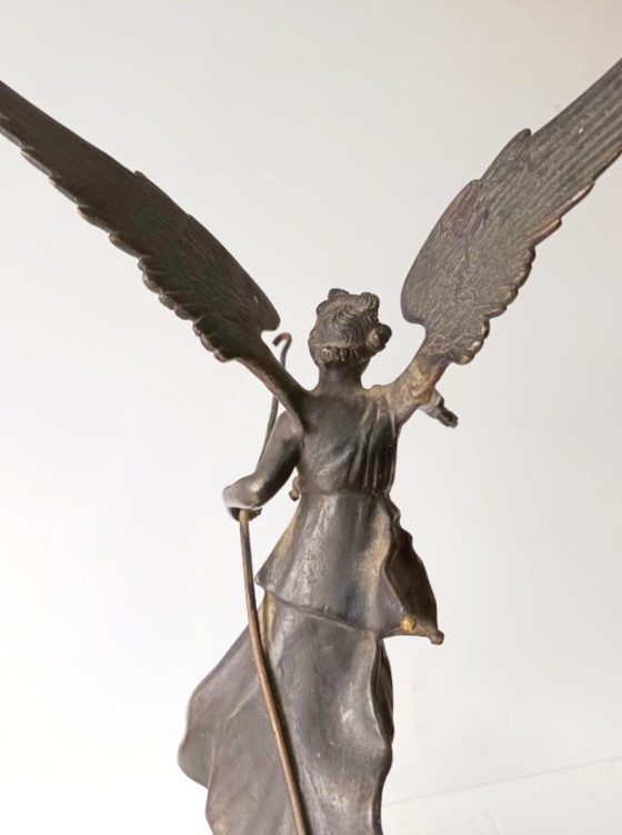 Image 1 of Sculpture antique de la Victoire ailée en bronze et cire perdue