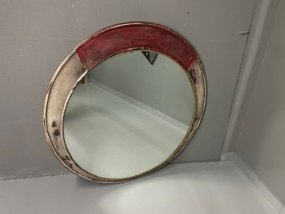 Image 1 of Vintage ronde spiegel met industrieel metalen frame en gelakte afwerking.