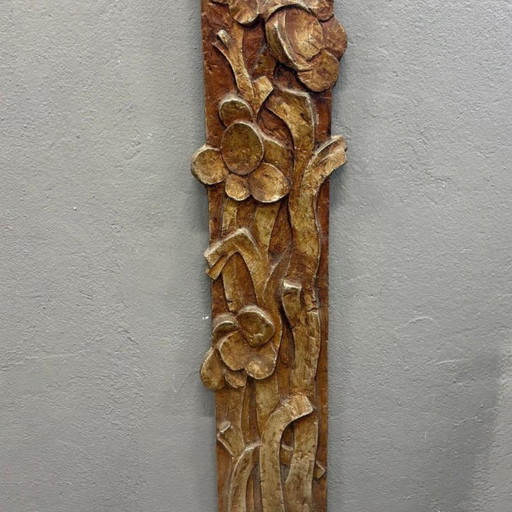 Escultura mural vintage con relieve floral, panel de madera tallada, década de 1970, Europa.