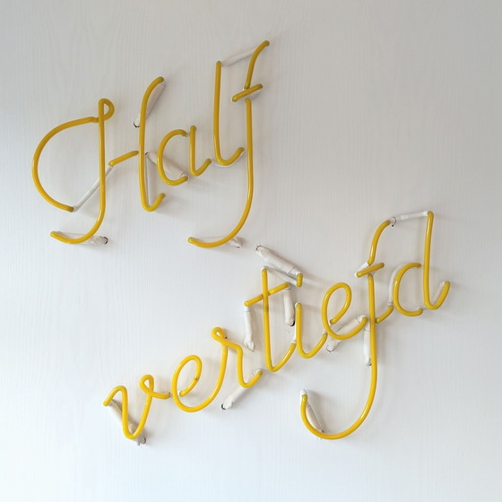 Neonkunst: Halb verliebt, halb vertieft, Wandleuchten, Holz, Glas, Gelb (Foto 3 von 10)