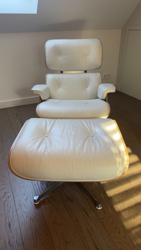 Fauteuil et repose-pieds Vitra Eames en noyer et cuir blanc – Chaises & fauteuils, Leather, Metal (photo 5 of 18)