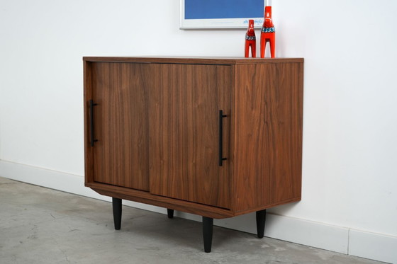 Image 1 of Mueble de nogal, diseño escandinavo