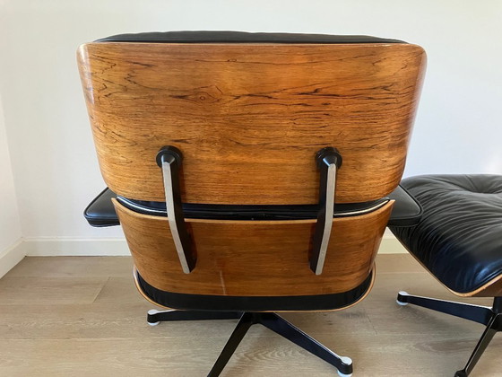 Sillón Eames Lounge original con otomana. – Vitra, Sillones, Leather, Metal (photo 8 of 10)