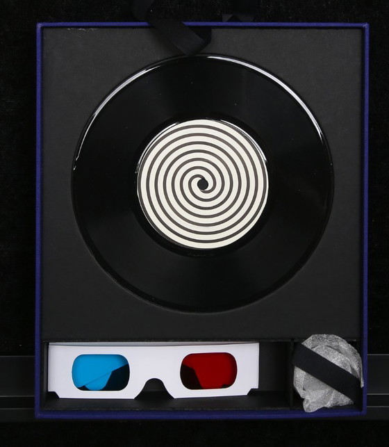 Image 1 of Caja de objetos firmada «Visión del color – Martin Eder – El método hipnótico de inducción espectral binocular»