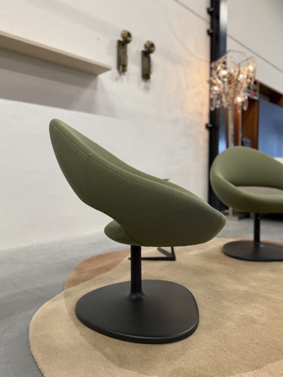 Image 1 of 2 Artifort Shark Lounge Draaifauteuils groen stof 