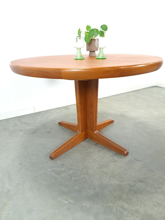 Image 1 of Table de salle à manger ronde en teck à rallonge design danois