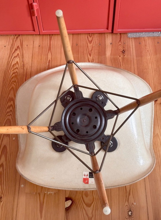 Eames Zenith PAW-stoel uit de jaren 1950, eerste generatie, gemaakt van glasvezel, met draaibare voet. (photo 3 of 15)