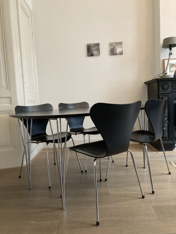 Image 1 of Tafel en stoelen Fritz Hansen en Arne Jacobsen