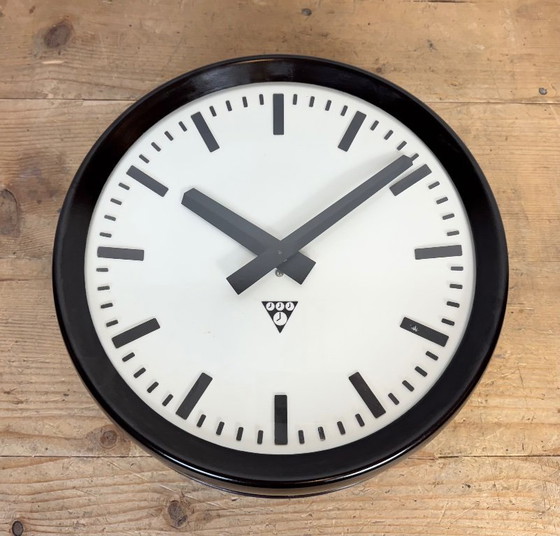 Image 1 of Industriële bakelieten fabriekswandklok van Pragotron, jaren 60