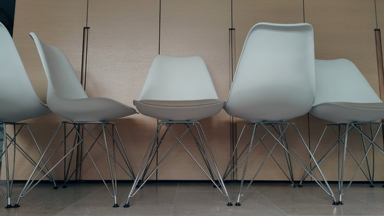 Image 1 of 6 repliche di sedie a secchiello Eames con base in metallo bianco