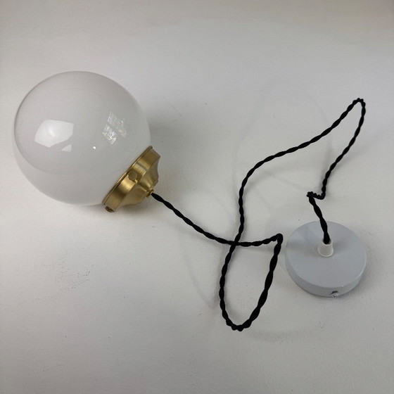 Image 1 of PAIRE D’ANCIENNES SUSPENSIONS EN OPALINE VINTAGE 13 CM