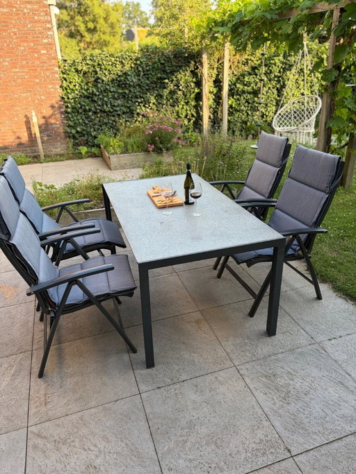 Tuinset: tafel en 4 stoelen (Bellagio) + kussens (Zitza)