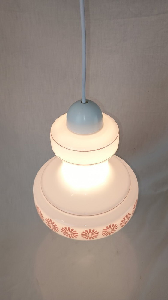 Image 1 of Lampada a sospensione vintage di metà secolo Lunel in vetro bianco crema con fiore rosa
