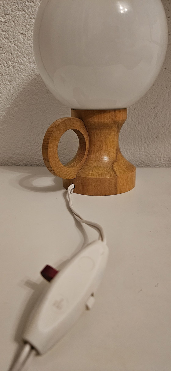 Image 1 of Lámpara de sobremesa de madera escandinava con bola de cristal