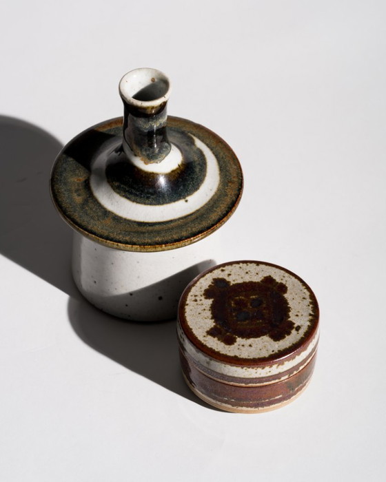 Image 1 of Kuratiertes dänisches Studio-Keramik-Ensemble: Vase von Jette Andersen und Schachtel von Marianne Starck