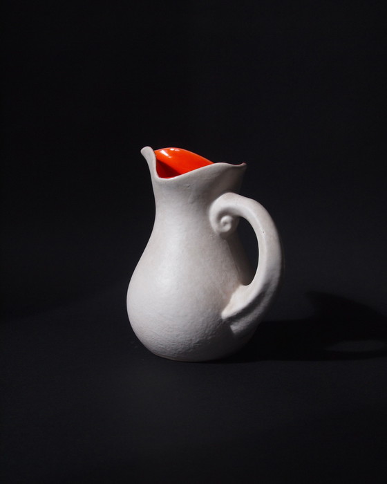 Image 1 of Jarra de cerámica firmada, esmaltada en blanco satinado y naranja brillante en el interior.