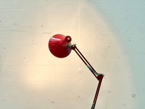 Image 1 of Rode bureaulamp uit het midden van de 20e eeuw, met verstelbare armleuningen.
