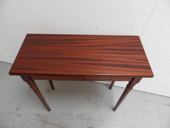 Image 1 of Mesa auxiliar antigua de caoba