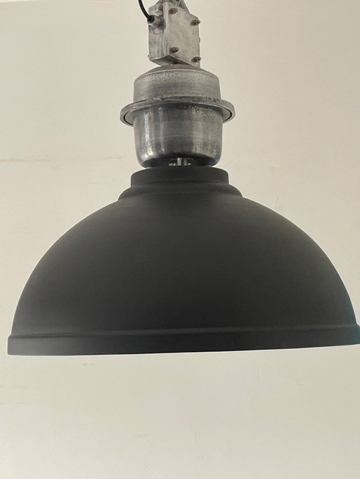 Lampes suspendues industrielles
