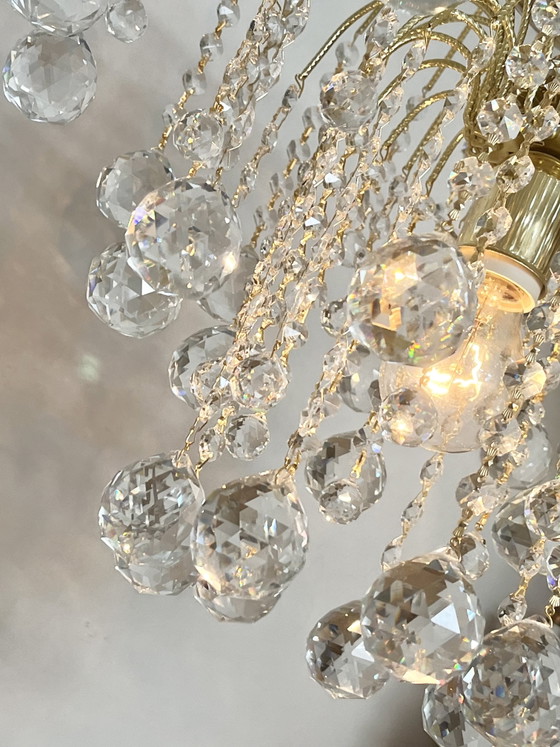 Image 1 of Lustre en cristal Swarovski strass de grande taille, orné de strass Swarovski.
