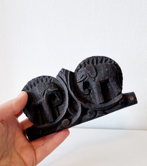 Image 1 of Antica bilancia in legno di teak intagliato.