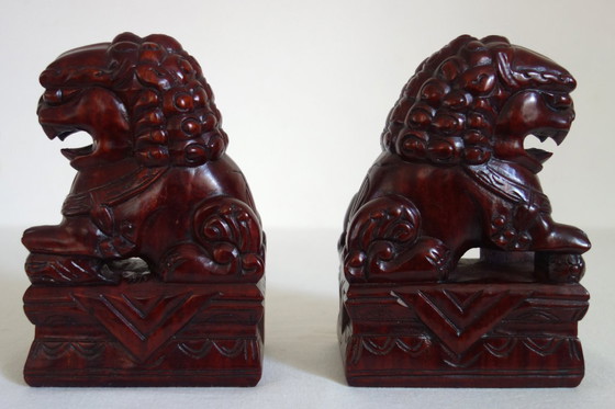 Image 1 of Een paar vintage Chinese houten Foo-honden