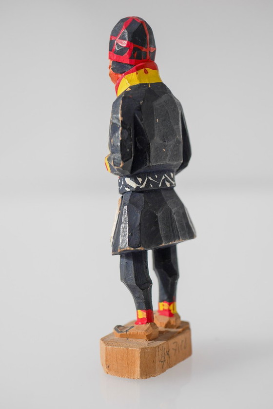 Skandinavische traditionelle handgeschnitzte samische Figur aus der Mitte des 20. Jahrhunderts von Georg (photo 5 of 17)