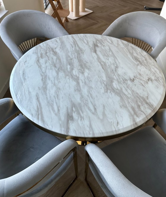 Image 1 of Lussuoso tavolo da pranzo in marmo (130 cm) con gamba a clessidra color oro + 4 sedie in velluto