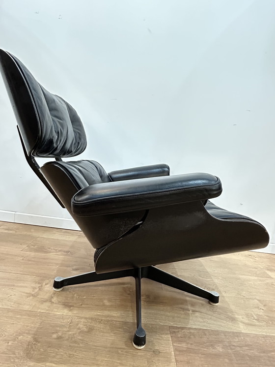Image 1 of Een paar Eames loungestoelen