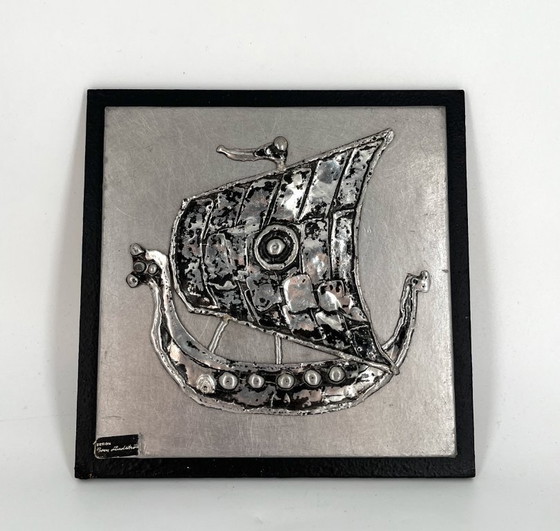 Image 1 of Raro rilievo da parete di Sven Lindström - Nave vichinga - Peltro su legno - Design scandinavo di metà secolo