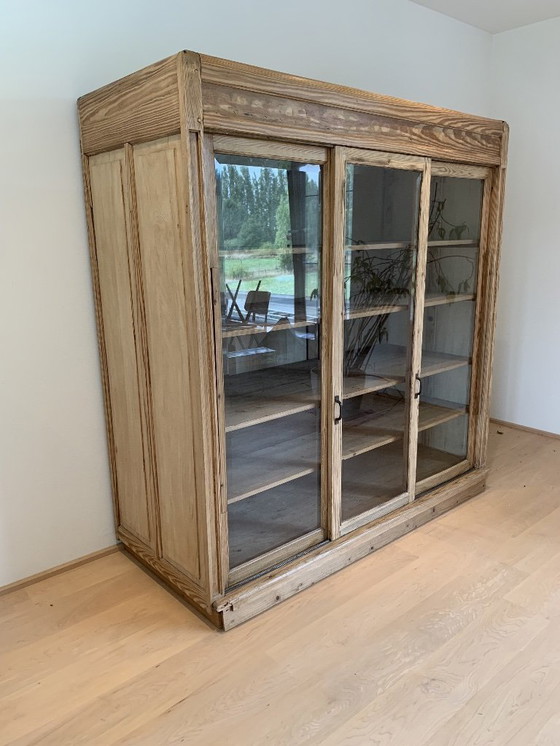 Image 1 of Armario antiguo restaurado para ropa blanca de pino con puertas corredizas de cristal.