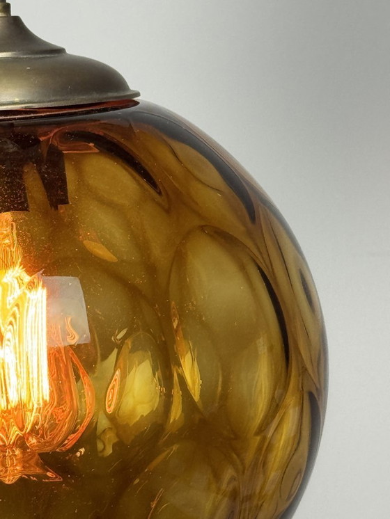 Image 1 of Hanglamp met donker amberkleurige glazen bol in mid-century design, Europa, jaren 60.