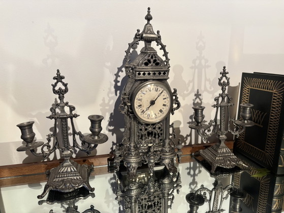 Set Orologio da Caminetto e Candelabri Vintage in Peltro — 92% Étain – Oggetti decorativi, Metal (photo 2 of 5)