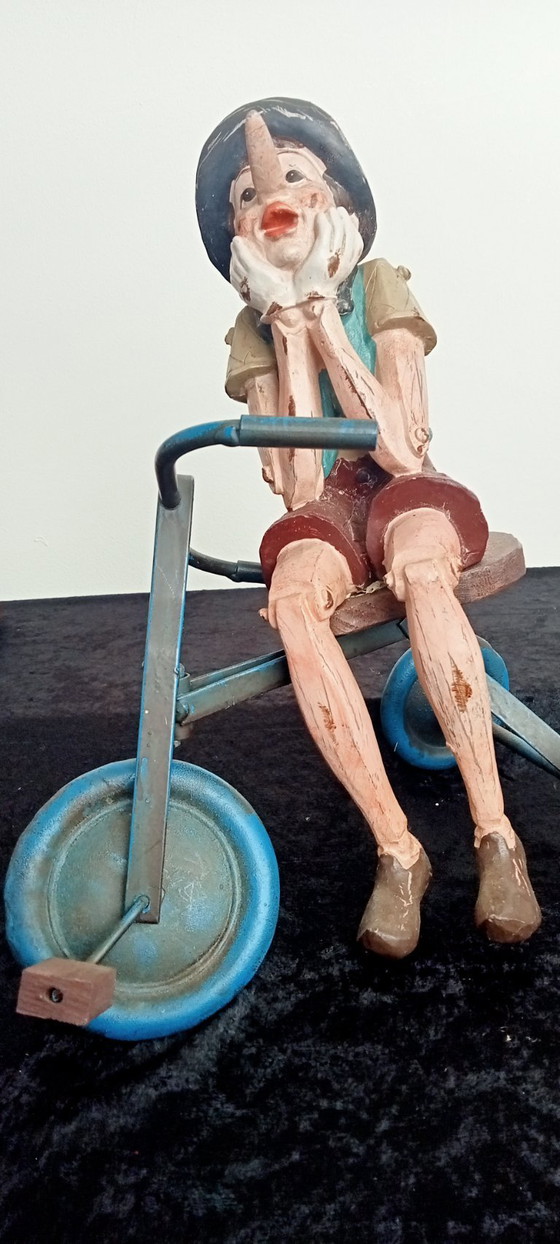 Image 1 of Objet de collection : Statue artisanale de Pinocchio sur un tricycle