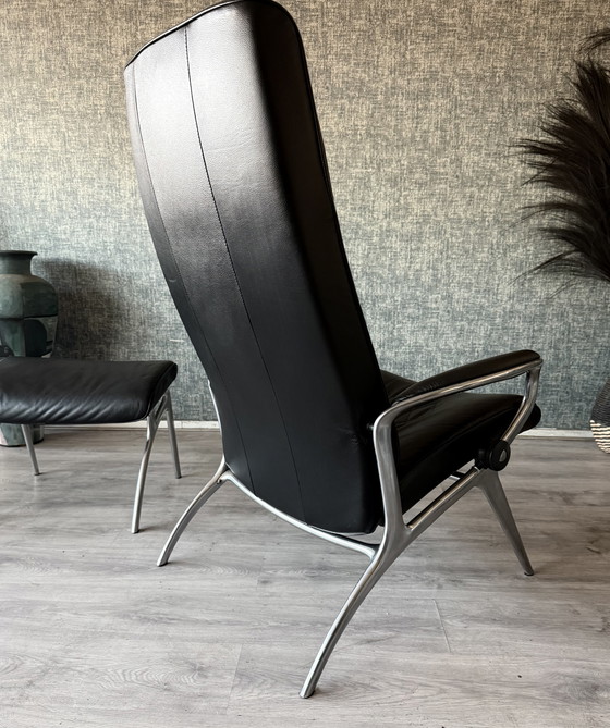 Image 1 of Poltrona lounge James Stressless con poggiapiedi in pelle nera e alluminio