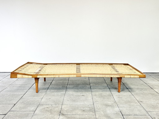 rare banquette danoise moderne en noyer et cannage conçue par Ib Kofod Larsen