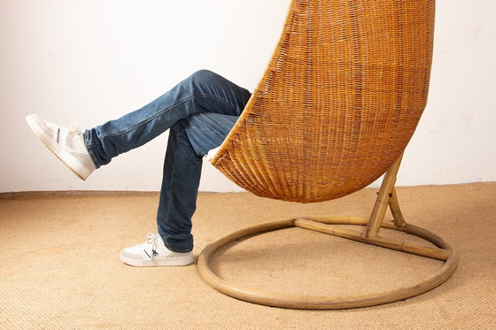 Image 1 of Sillón danés de ratán tejido con soporte metálico, silla colgante tipo huevo, atribuida a Nanna Ditzel