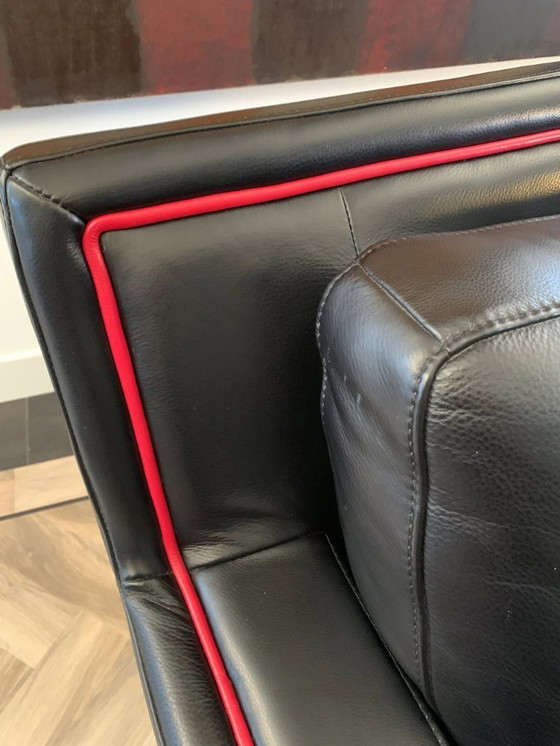 Image 1 of Lussuosa poltrona in pelle nera con bordino rosso