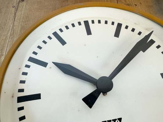 Image 1 of Beige industriële fabriekswandklok van Pragotron, jaren 60