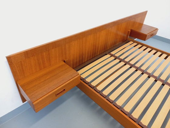 Image 1 of Letto matrimoniale vintage scandinavo in teak degli anni '60 con comodini integrati e base a doghe.