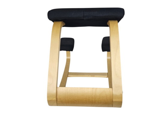 Sedia a ginocchiera con cuscini in tessuto nero, Sedie a dondolo, Legno, Tessile, Modern (foto 3 di 6)