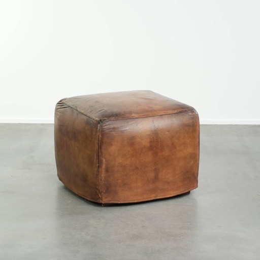 Poggiapiedi/pouf di design unico e grande in pelle di pecora con una bellissima patina e colori meravigliosi