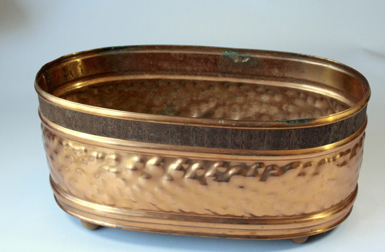 Image 1 of Belle jardinerie en cuivre avec fond en laiton sur pieds en bois - Vintage