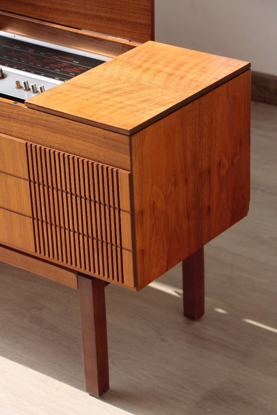 Image 1 of Giradischi vintage HMV 2351 – Mobile audio inglese anni '70